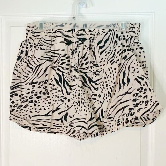 H&M Animal Print Pleated Cotton Cuff Pocket Elastic Waist Lightweight Shorts - Picture 4 of 16